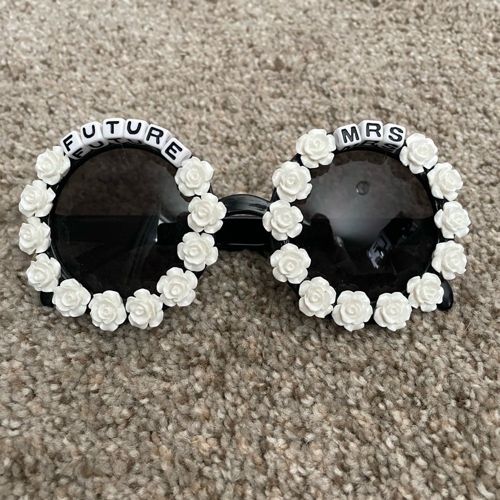 NWT FUTURE MRS SUNGLASES